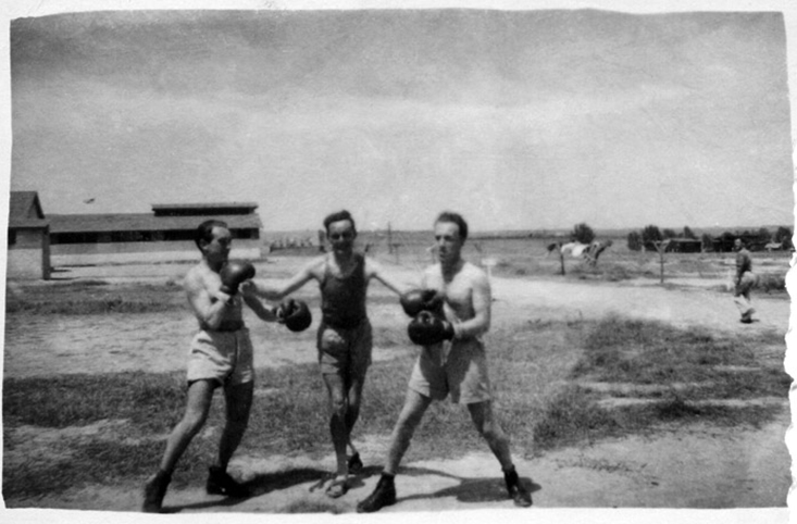 Un incontro di boxe tra prigionieri nel campo di prigionia di Fedala, Marocco, nel 1945