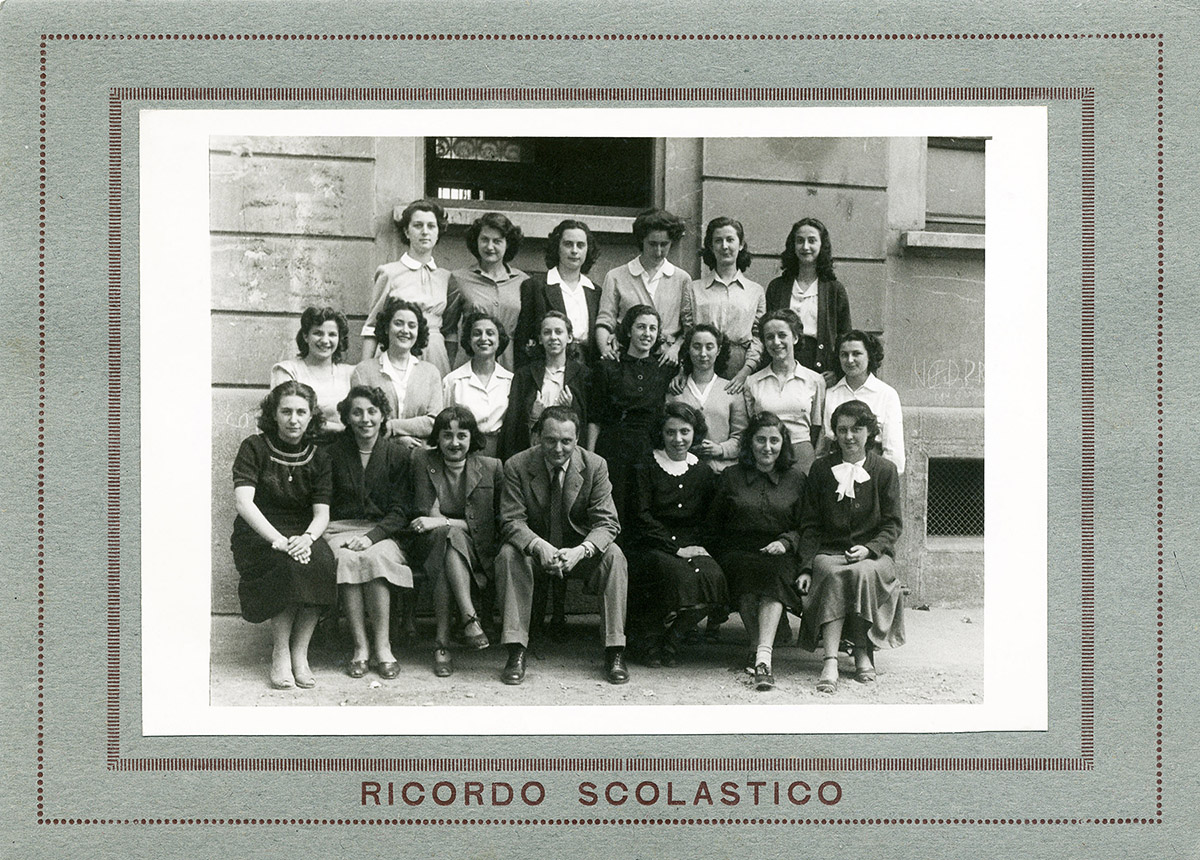 Vittorio Sereni insegnante al Liceo Classico Carducci di Milano con la classe 2D, anno scolastico 1948-1949