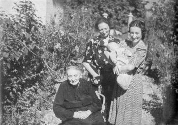 Maria Luisa Bonfanti, moglie di Vittorio Sereni, con in braccio la primogenita Maria Teresa, detta Pigot, e con, da sinistra, la nonna e la madre nel luglio del '41