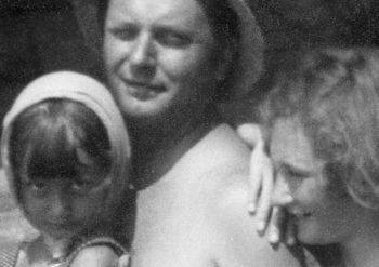 Vittorio Sereni con le figlie Pigot e Silvia a Bocca di Magra nel '53