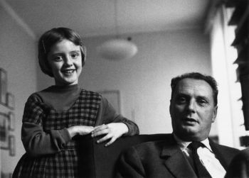Vittorio Sereni e la figlia Giovanna nel novembre del '64 - foto di Ugo Mulas